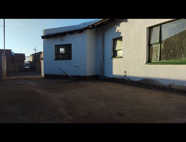 2 BEDROOM FREEHOLD FOR SALE IN KAGISO